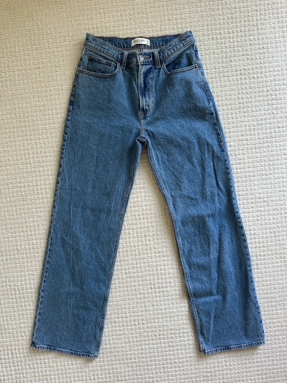 Like New Abercrombie 90s high rise relaxed jeans size 28 long - Picture 2 of 4